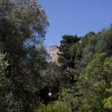 Dopo pochi passi la guida ci invita per� a guardare in alto. Notiamo una costruzione in pietra: l'ex monastero dei Cappuccini, fondato tra il 1535 e il 1536